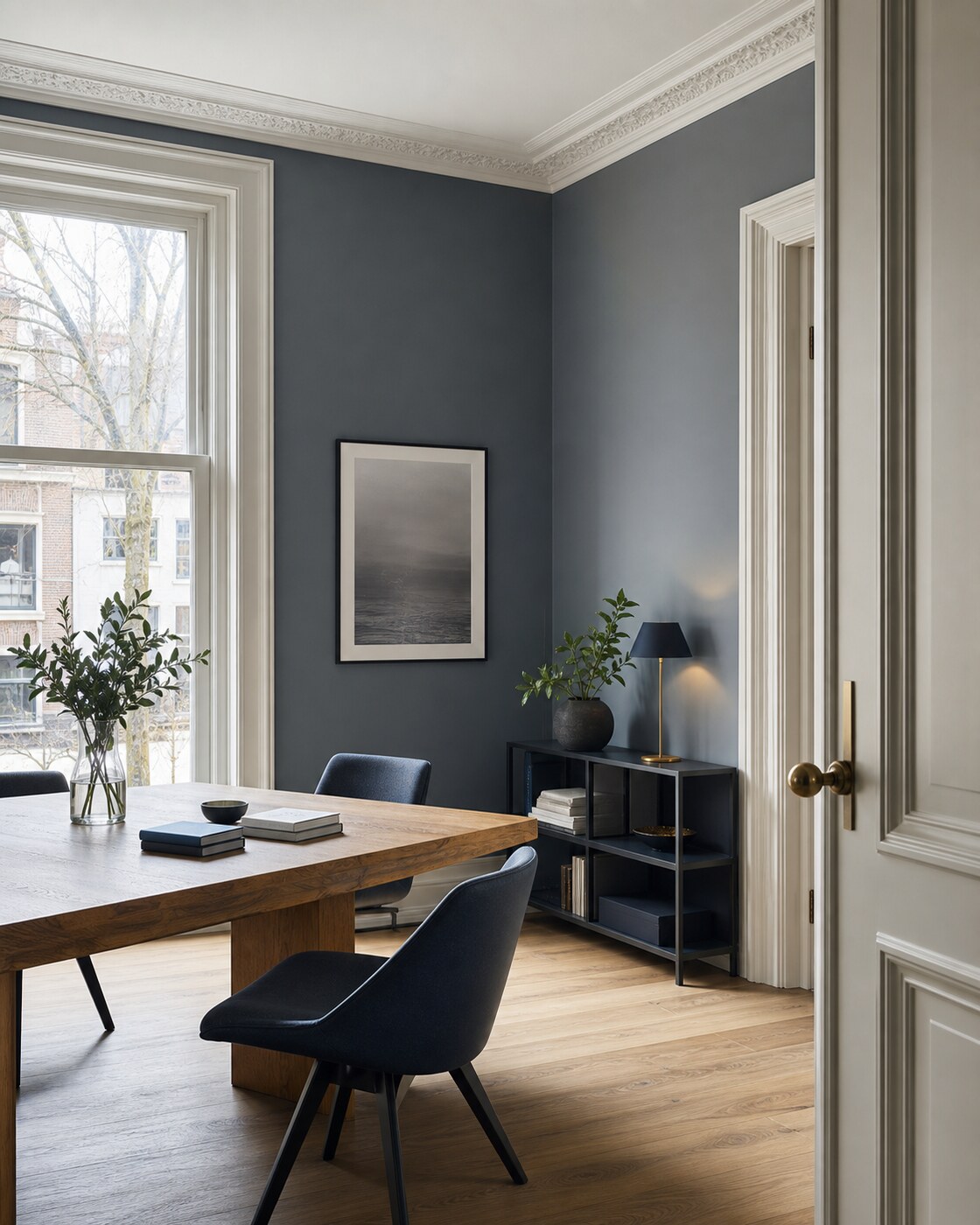 Verzorgde zakelijke ruimte met blauwgrijze wanden, witte lijsten en houten tafel